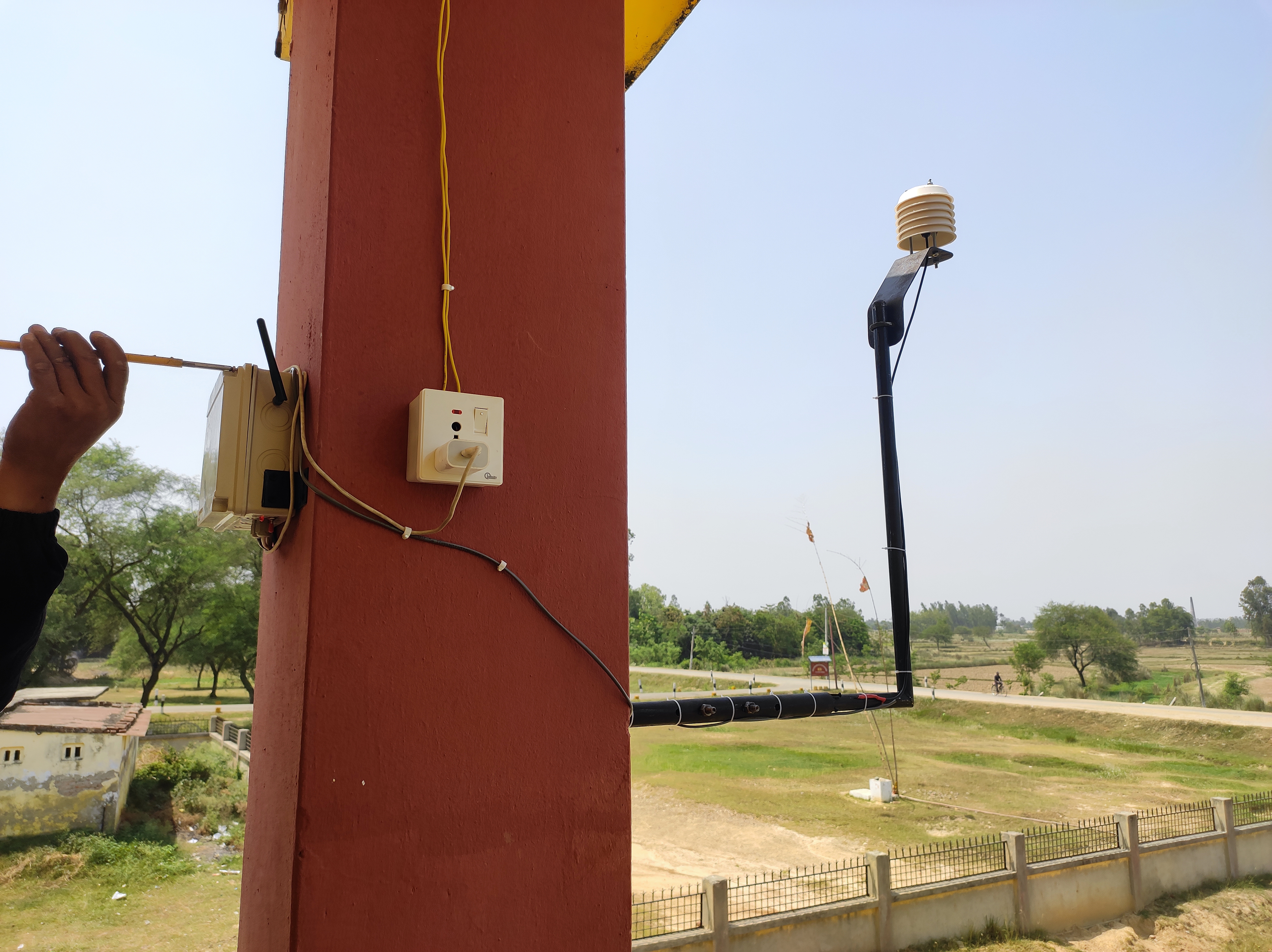 Installation VayuCast monitoring device.